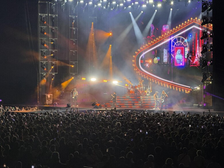 Scorpions исполняет Big City Night. Фото из личного архива. 

