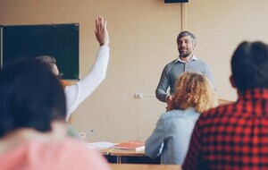 Указ есть, зарплаты нет: разбираем новые меры поддержки учителей
