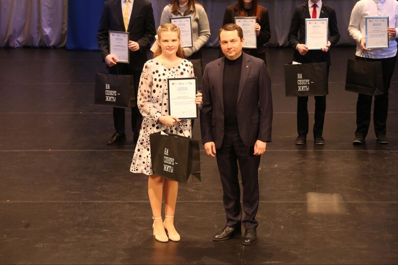 Полина на церемонии награждения победителей и призеров регионального этапа Всероссийской олимпиады школьников получает диплом по технологии. Награду вручает губернатор Мурманской области Андрей Владимирович Чибис. Фото из личного архива Полины Юшкевич